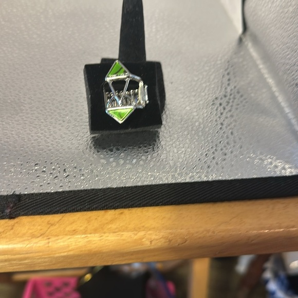 Beautiful stretch ring one-size-fits-all. Beautiful green and silver. - Picture 4 of 4